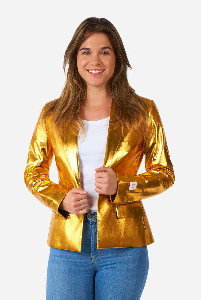 Frau trägt goldenen Blazer