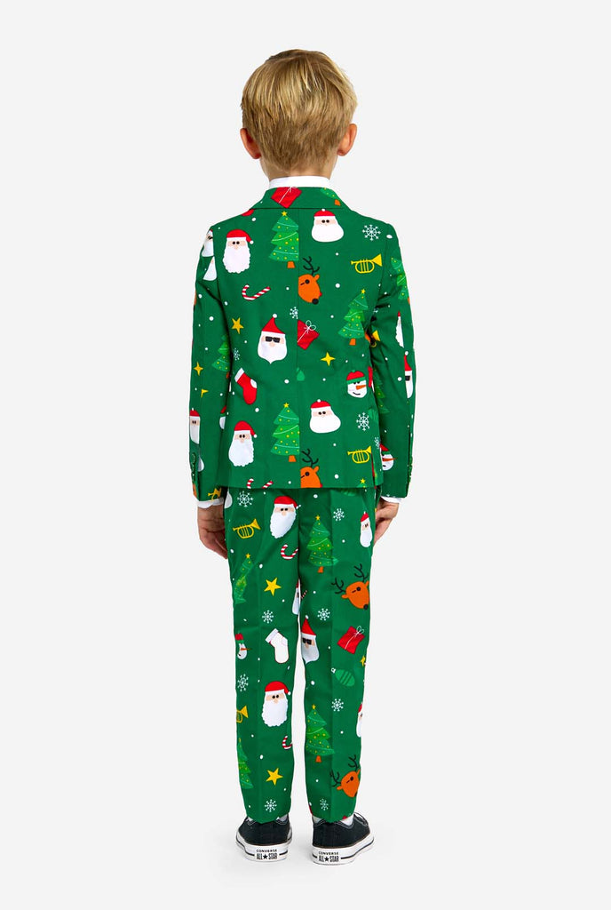 Junge im grünen Weihnachtsanzug für Kinder mit Weihnachtssymbolen.