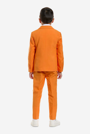 Kind trägt einen orangefarbenen Anzug von OppoSuits.