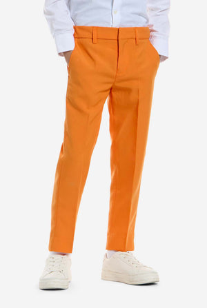Kind trägt einen orangefarbenen Anzug von OppoSuits.