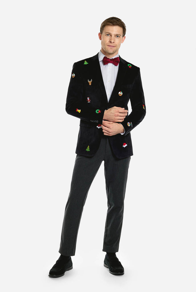 Mann trägt einen schwarzen Weihnachtsblazer mit Weihnachtsikonen