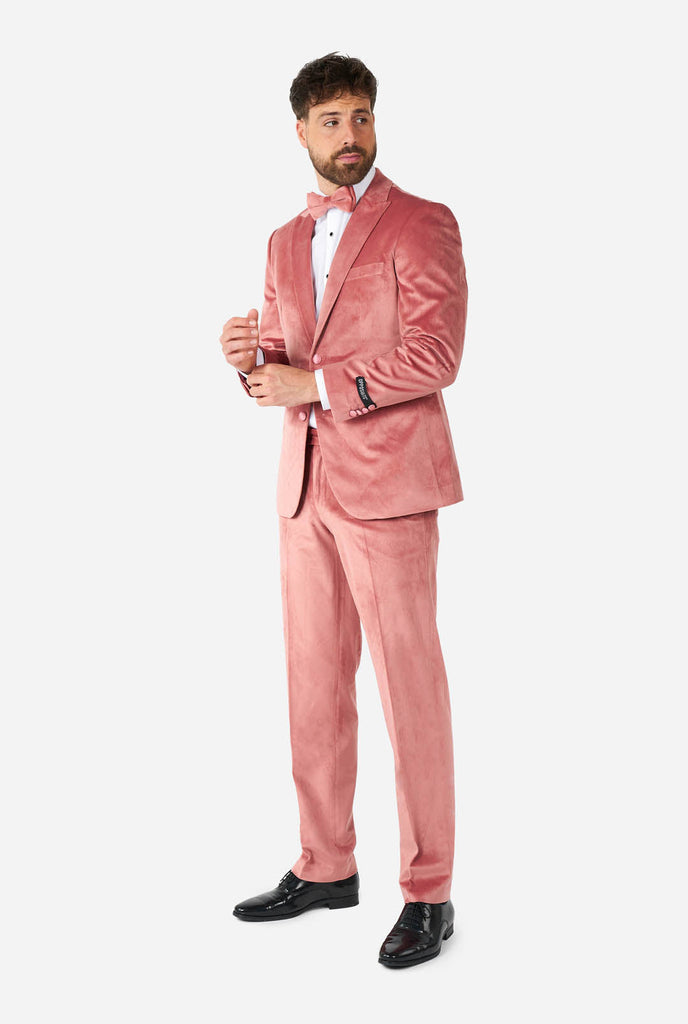 Mann trägt rosa Samt-Smoking