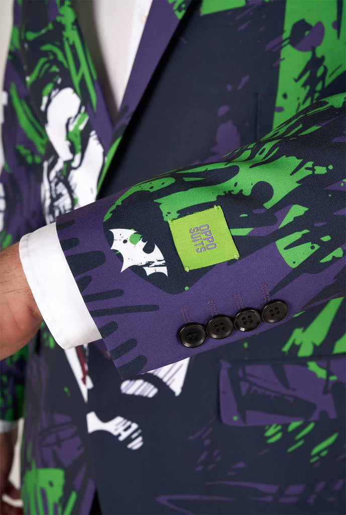 Mann trägt lila und grün Batman vs Joker Herren Blazer, Nahaufnahme