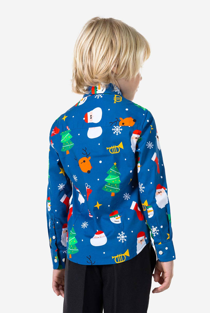 Kind trägt blaues Weihnachtshemd mit Weihnachtsdruck, Blick von hinten