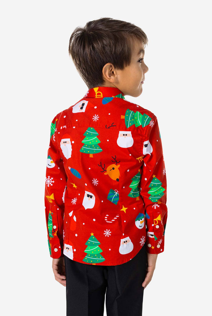 Kind trägt roten Weihnachtshemd, Blick von hinten