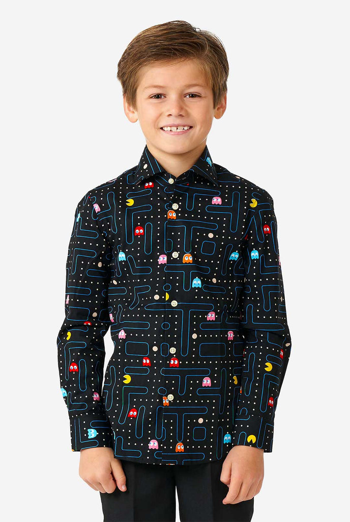 Junge, der langer Ärmel hemd mit Pac-Man-Druck trägt
