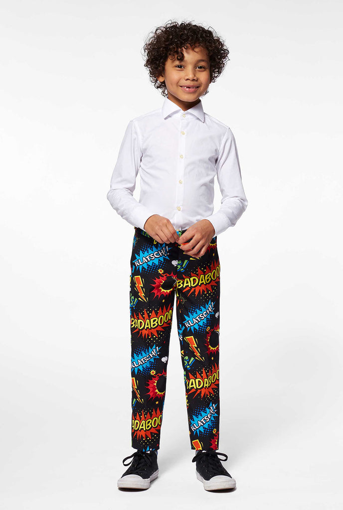 Comic -Phrasenhosen von Boy getragen, Teil des Jungenanzugs
