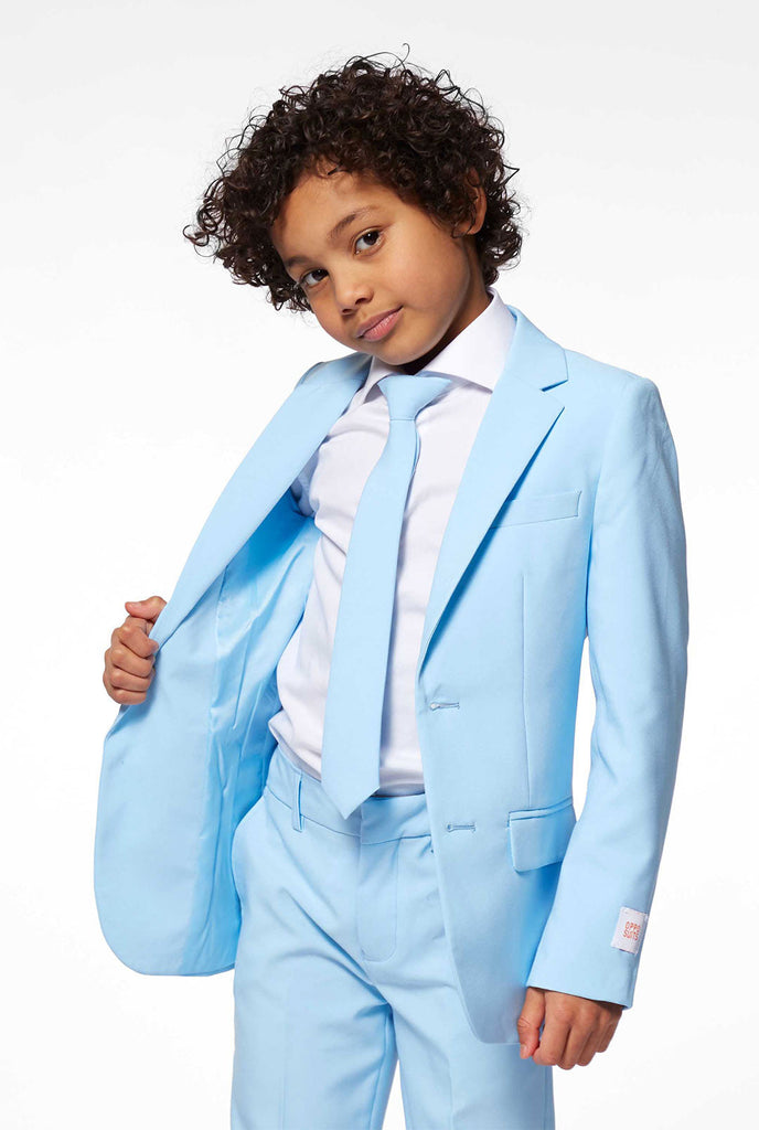 Fest farbiger hellblauer Anzug vom Jungen getragen