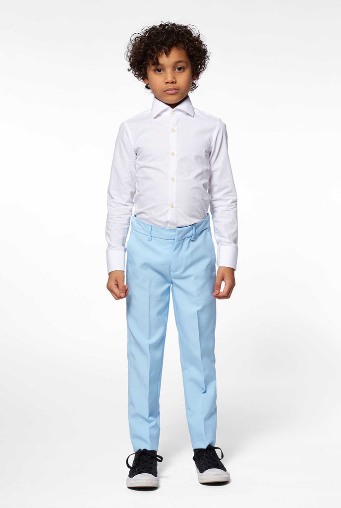 Junge, der minderfarbige hellblaue Hosen teile Od Jungen Anzug