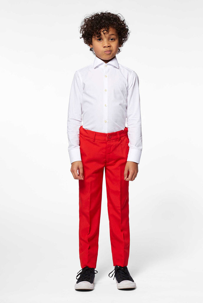Roter Anzug für Jungen, die von Jungen getragen werden, Blick auf Hosen