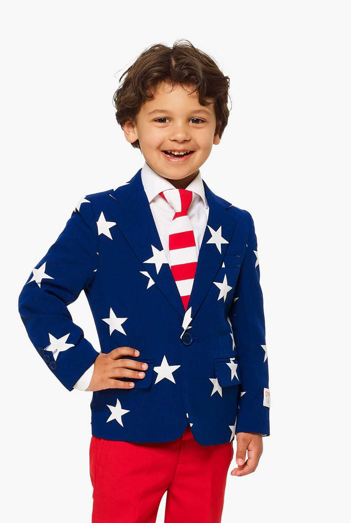 Amerikanischer Flaggenanzug für Jungen, die von Jungen getragen werden
