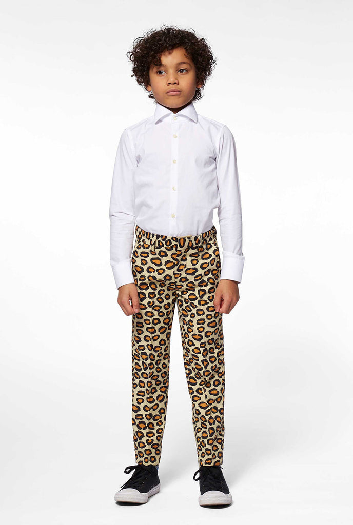 Junge, der Jaguar -Druckhosen Teil des Jungenanzugs trägt