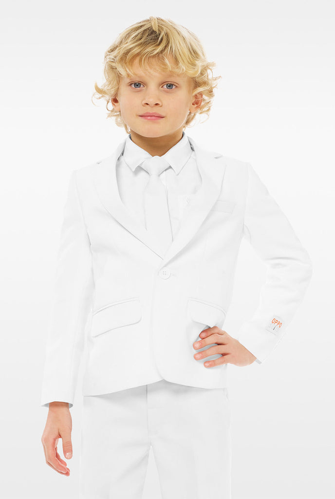 Kind trägt einen weißen formellen Anzug