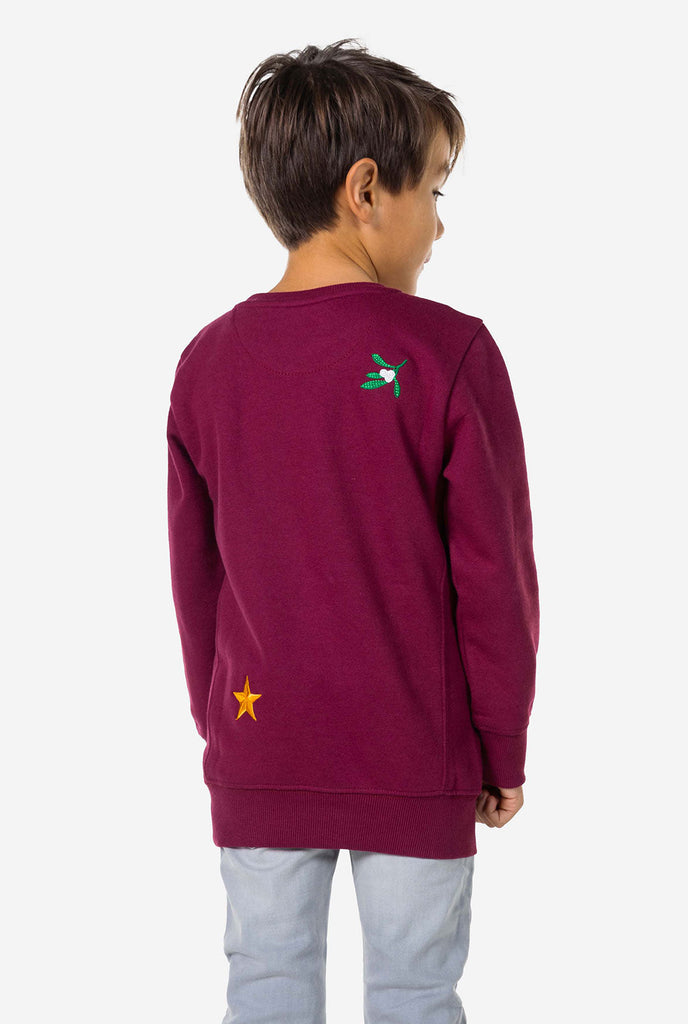 Kind mit burgunderroten roten Weihnachtspullover mit Weihnachtselikonen, Blick von hinten