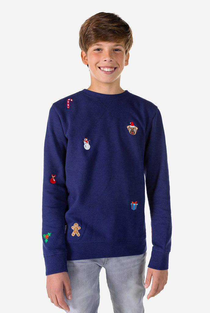Kind trägt blauen Weihnachtspullover mit Weihnachtselikonen