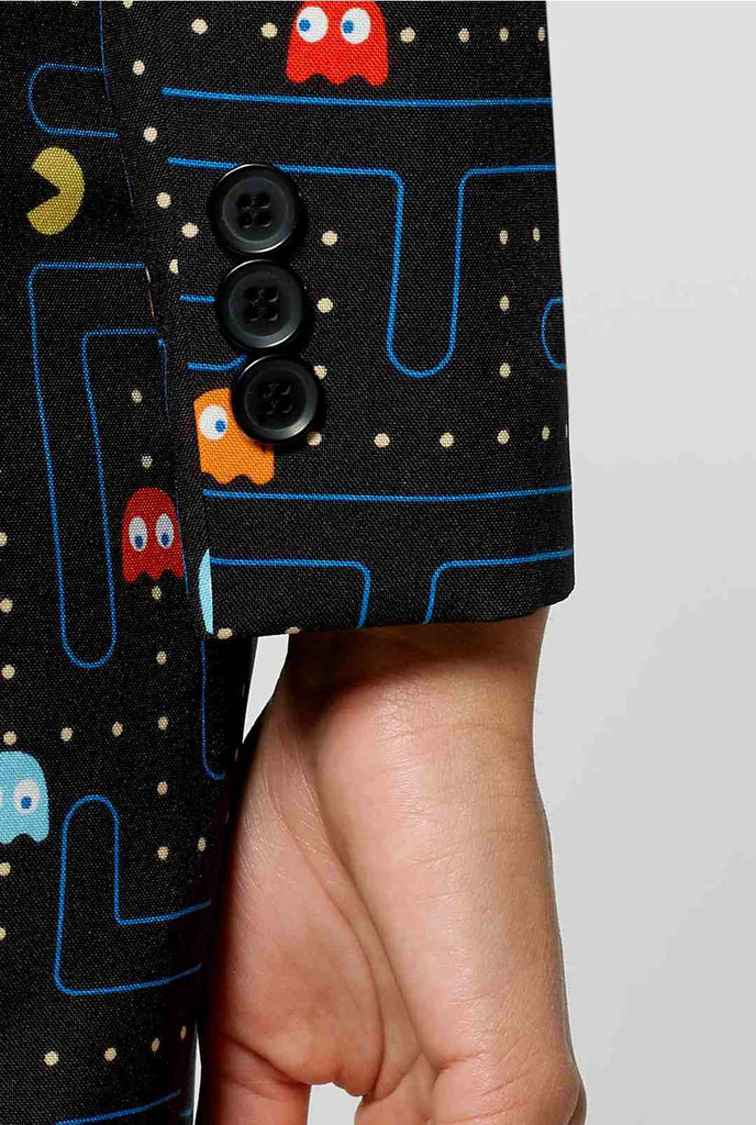 Frau trägt einen schwarzen Blazer mit Pac-Man-Druck, Ärmel Nahaufnahme