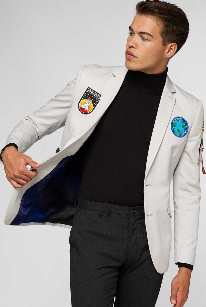 Hellgrauer Casual Blazer mit Astronauten -Themenflecken, die vom Mann getragen werden