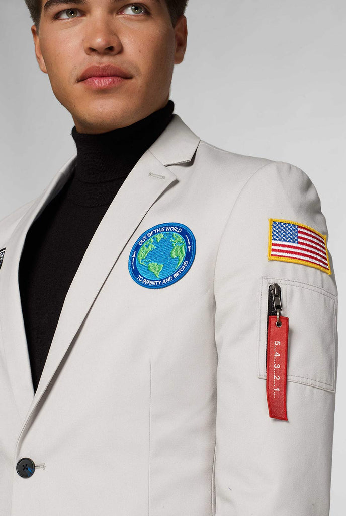 Hellgrau Blazer mit Astronauten -Themenflecken, die vom Mann getragen werden