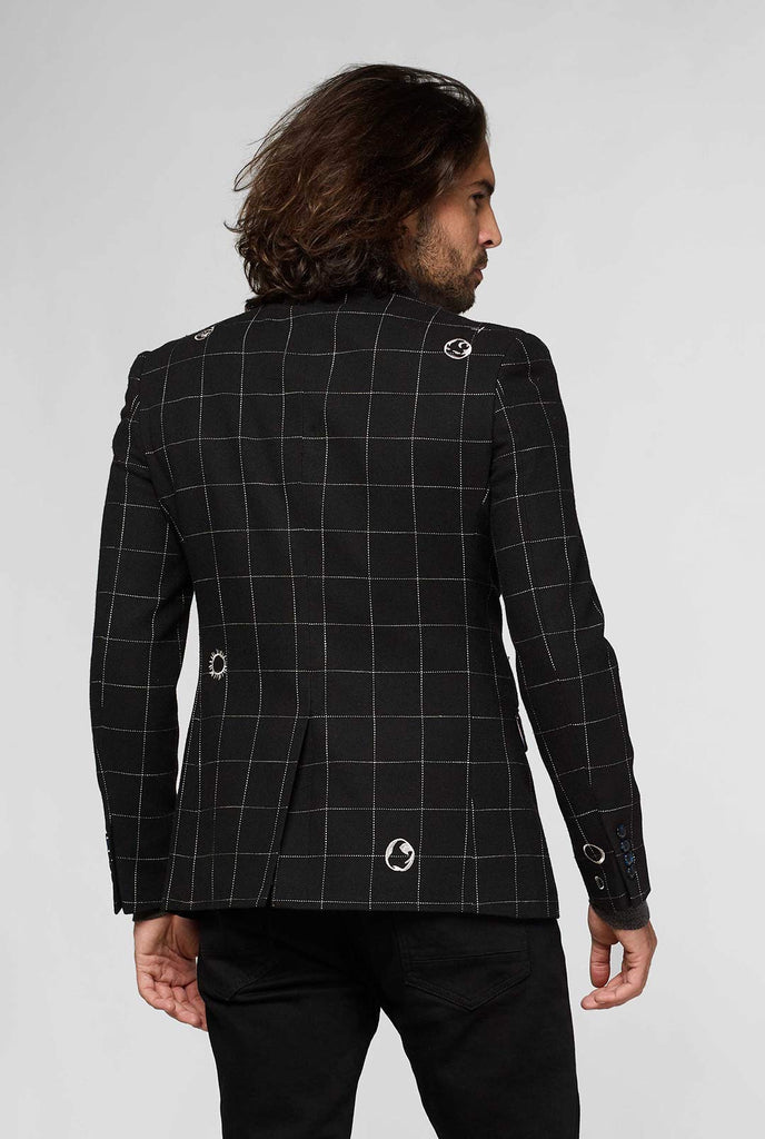 Schwarze Jacke mit weißem Netzmuster, das vom Mann getragen wird, Blick auf hinten