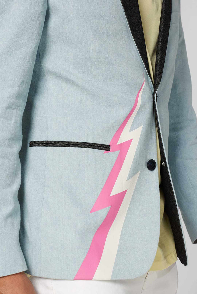 Blue Casual Blazer mit weißer und rosa Blitzschraube, der vom Mann aus der Nähe getragen wurde