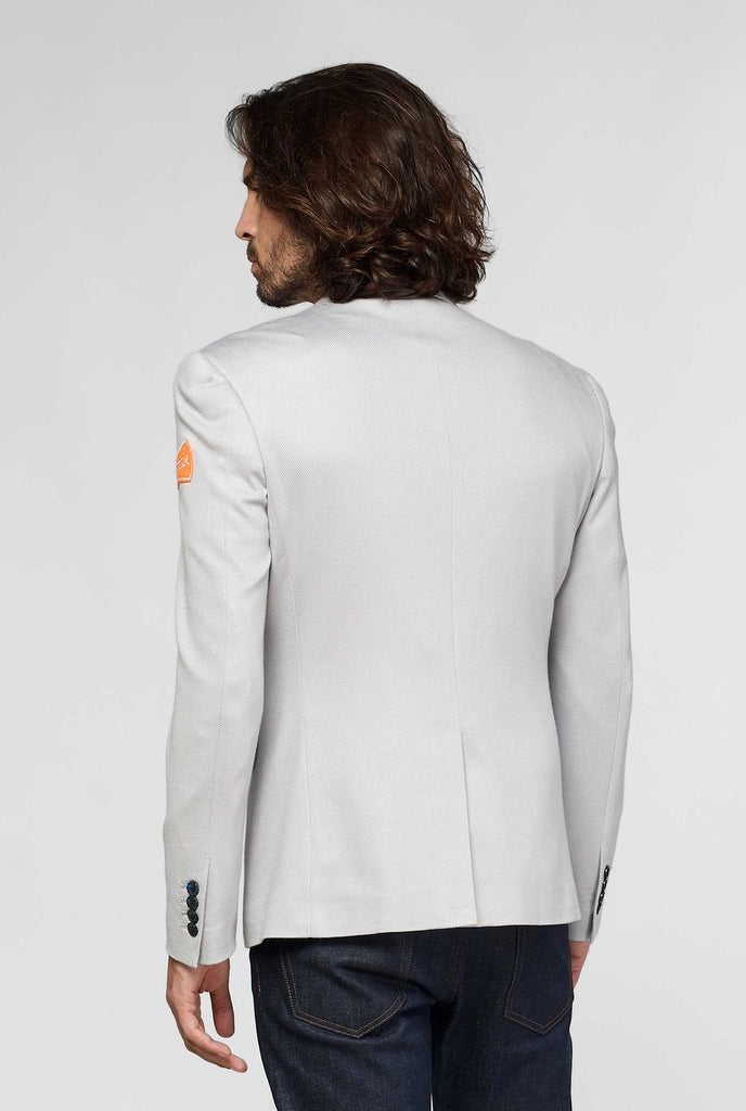 Grey Sportswear Blazer mit Sportplatches, die vom Mann getragen werden, Blick von hinten