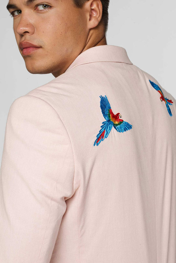 Rosa Lässiger Blazer mit Papageienstickerei vom Mann getragen und Schulterdetails zeigt