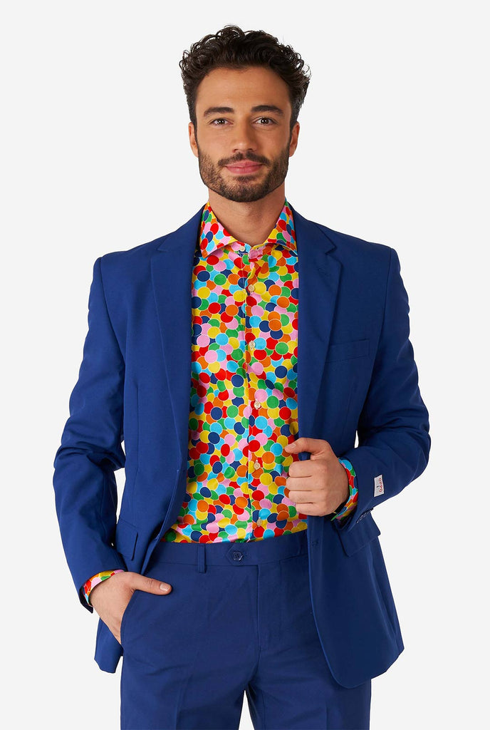 Mann, der ein Multi -Farb -Hemd mit Konfetti -Druck und Blue Herrenanzug trägt