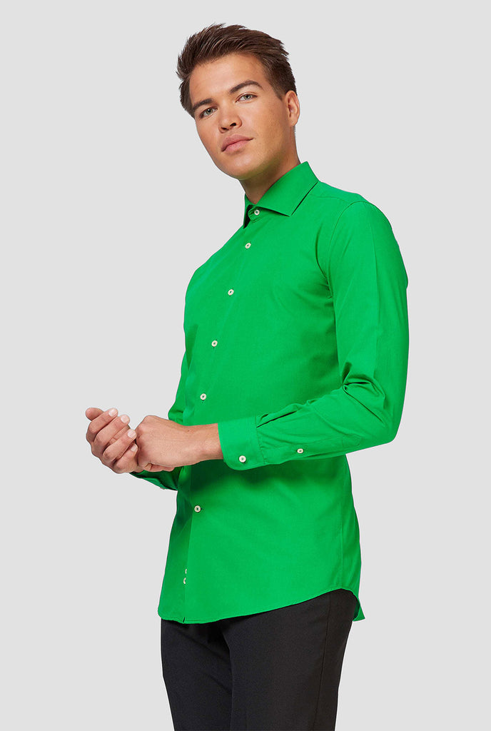 Mann, der grünes Hemd trägt