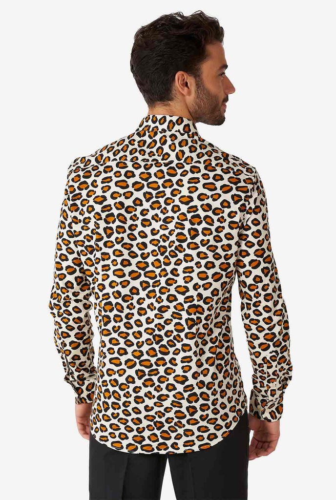 Mann, der Hemd mit Leopardenmuster trägt, Blick von hinten