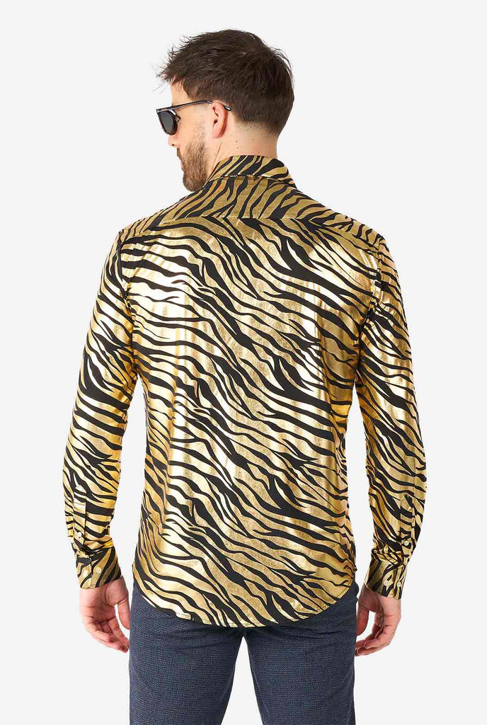 Mann, der goldenes Hemd mit Tigerstreifen trägt, Blick von hinten