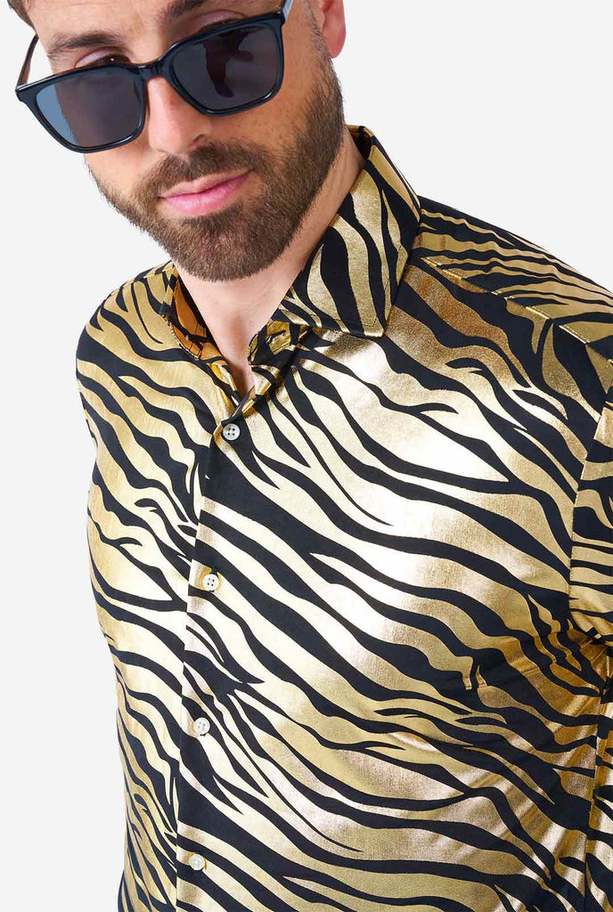 Mann, der goldenes Hemd mit Tigerstreifen trägt, Nahaufnahme