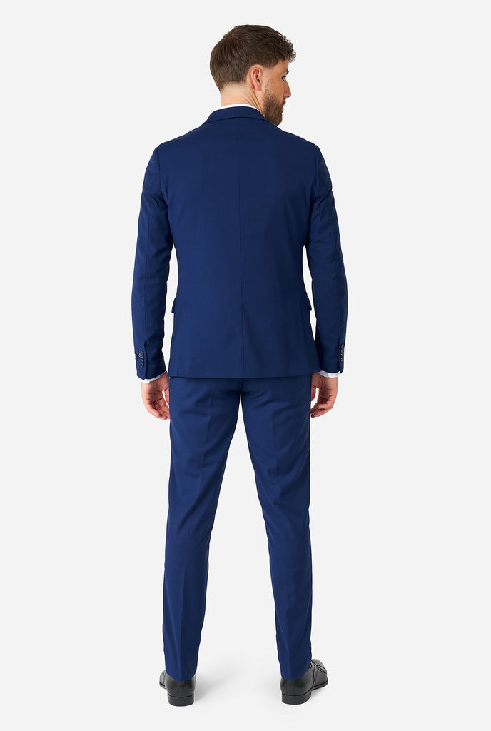 Mann, der lässigen blauen Business -Anzug trägt, Blick von hinten
