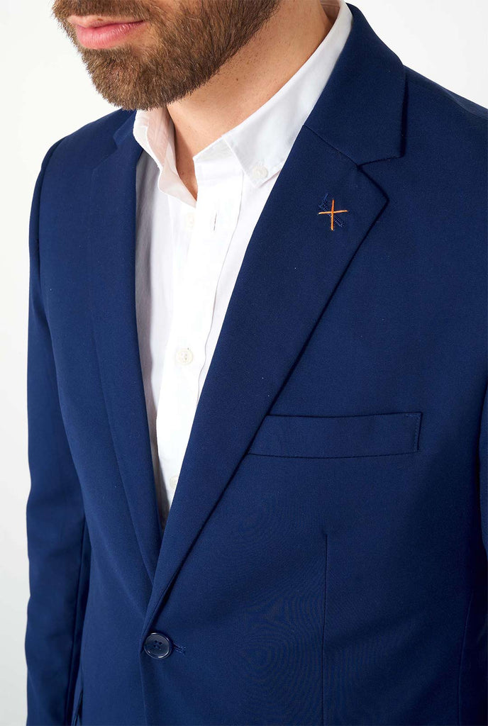 Mann, der lässigen blauen Business -Anzug trägt, Nahaufnahme