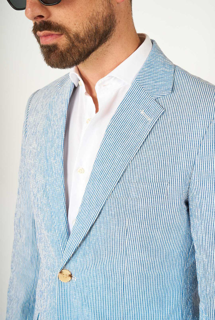 Mann, der gestreiftes blau -weißer und weißer Seher -Saugeranzug trägt, Nahaufnahme