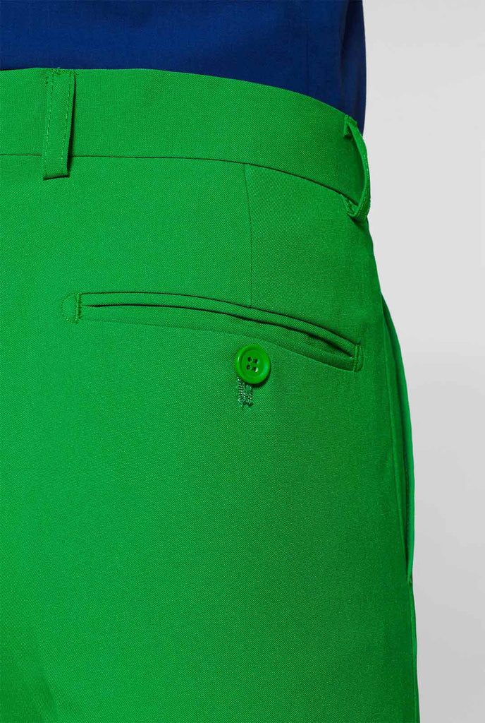 Mann, der grünen Herrenanzug und dunkelblaues Hemd trägt, Hose in der Nähe