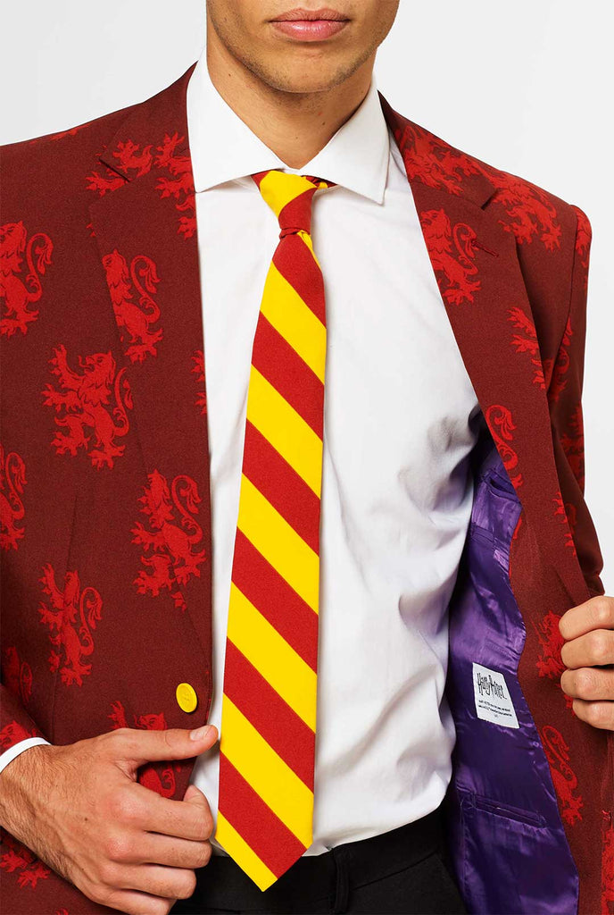 Harry Potter Red Gryffindor Anzug, der vom Mann getragen wird, der in der Jacke zeigt
