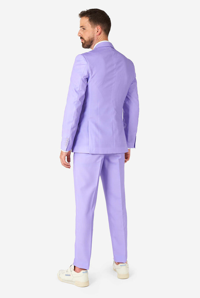 Mann, der Lavendel lila farbiger Anzug trägt, Blick von hinten