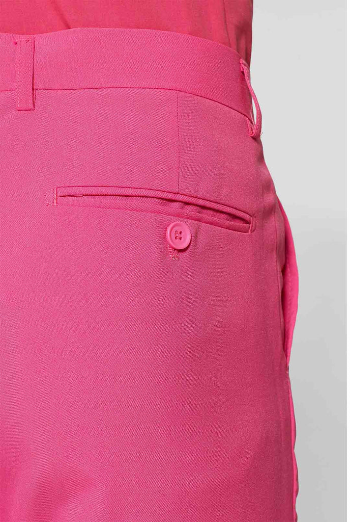 Mann, der rosa Herrenanzug mit rosa Hemd trägt, Hosen in der Nähe