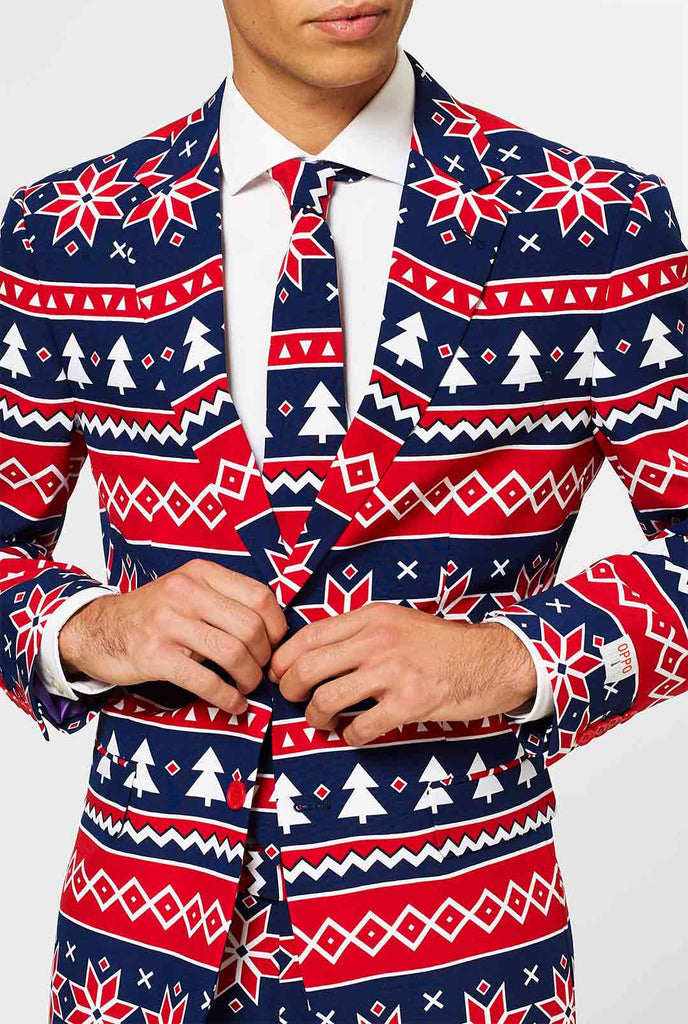 Nordic Themeed Weihnachtsanzug vom Mann getragen, Nahaufnahme