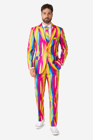 Mann, der Regenbogenfarbe trägt