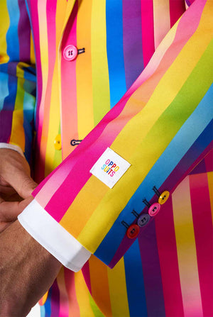 Mann, der Regenbogenfarbanzug trägt, Ärmel Zoom