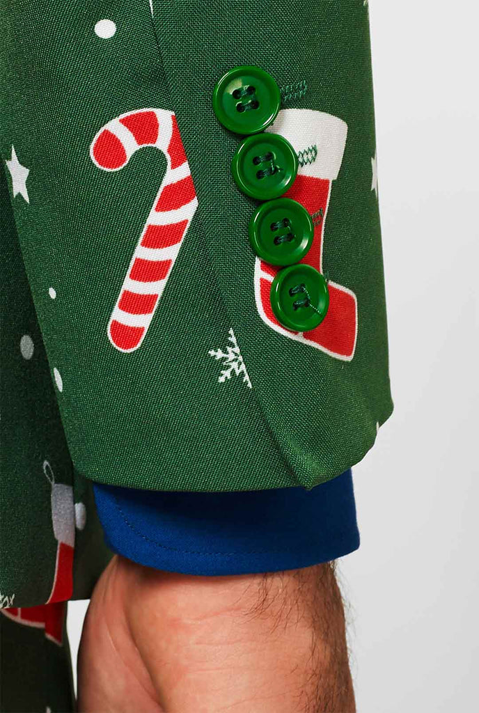 Mann, der grünen Weihnachtsanzug und blaues Hemd trägt, Ärmel Nahaufnahme