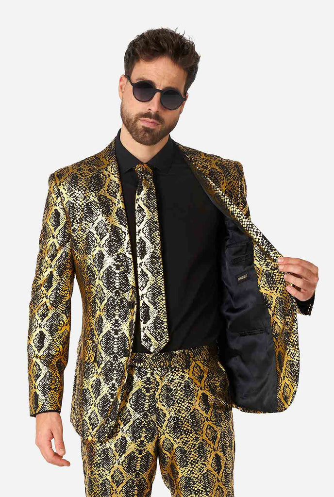 Mann trägt Anzug mit Gold und Schwarz, Schlangenhautdruck