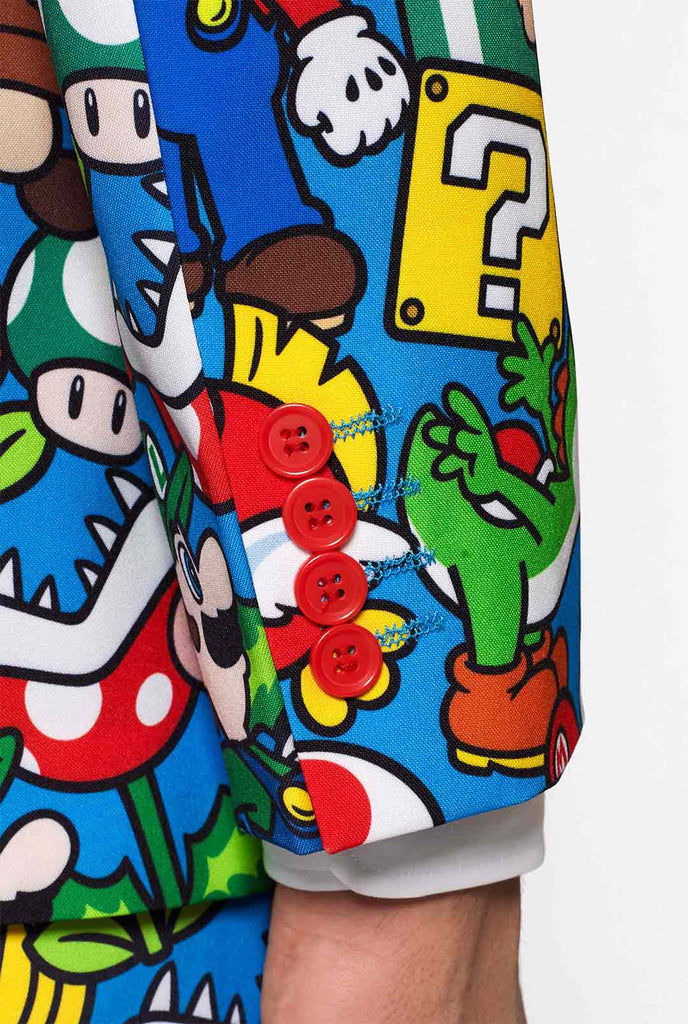Lustiger Carnaval Gaming -Anzug Super Mario getragen von Mann, Nahaufnahme Ärmel