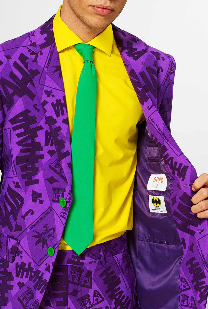 Der von Mann getragene Joker Lila Herrenanzug, Nahaufnahme Jacke und Krawatte