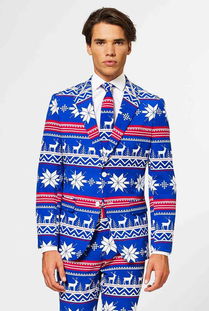 Mann, der einen blauen Weihnachtsanzug mit nordischer Themenabdruck trägt
