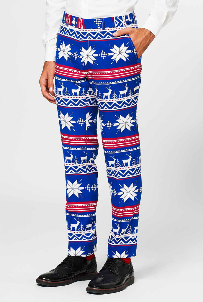 Mann, der einen blauen Weihnachts Hose mit nordischer Themenabdruck trägt, teil von anzug
