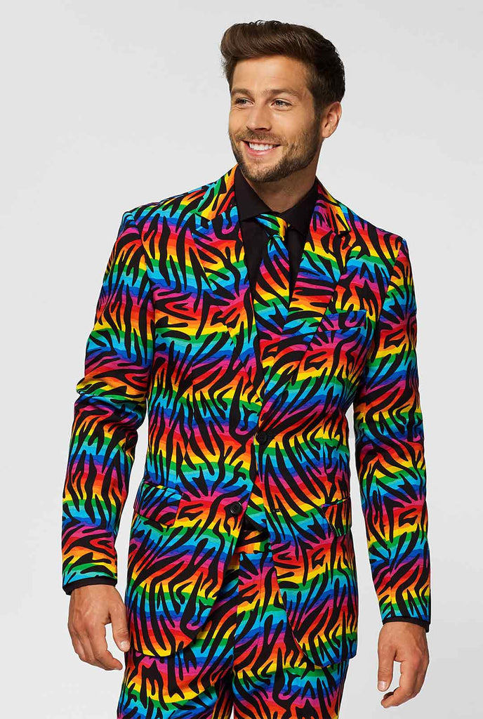 Mehrfarbiger Pride -Männeranzug wilder Regenbogen von Männern getragen