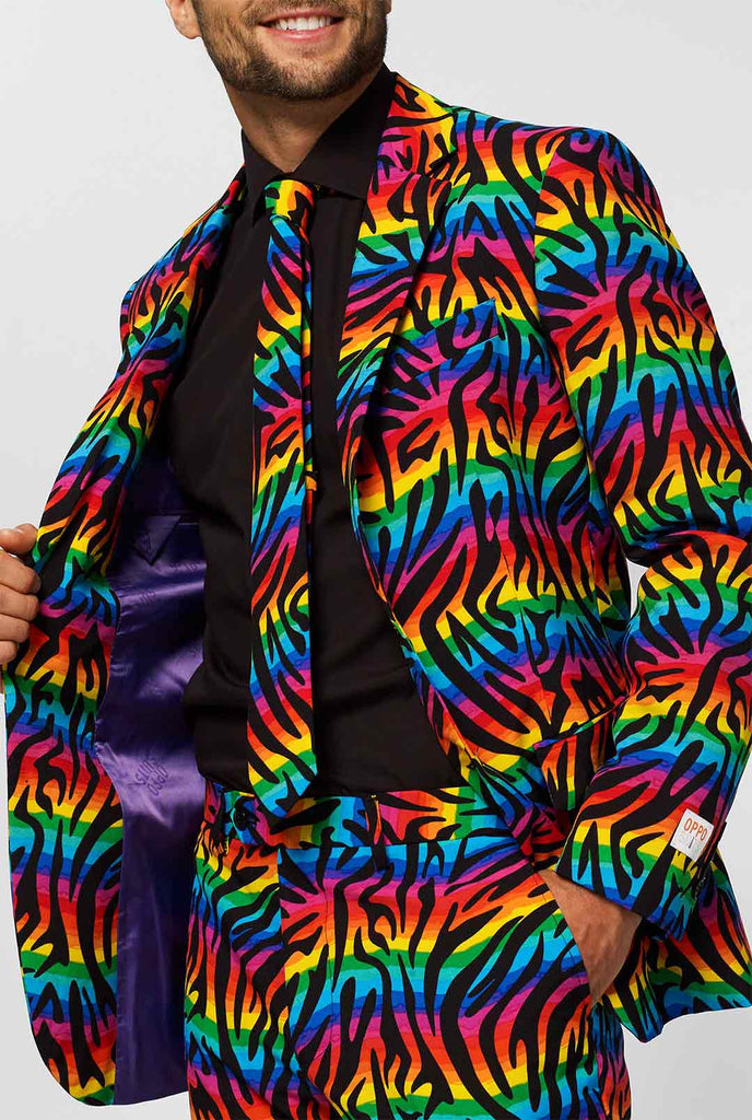 Mehrfarbiger Pride -Männeranzug wilder Regenbogen von Männern getragen Nahaufnahme