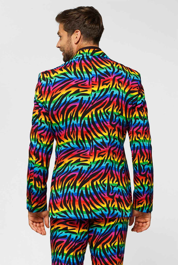 Mehrfarbiger Pride -Männeranzug wilder Regenbogen von Männern getragen, Blick von hinten